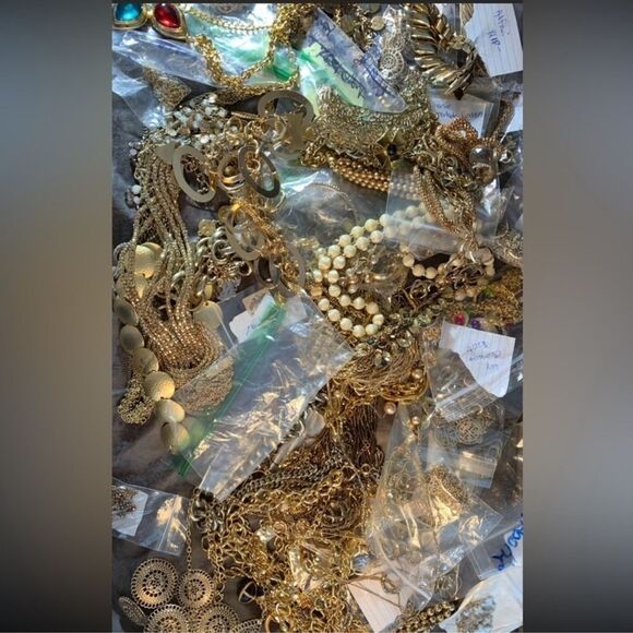 4 LBs vintage Costume GOLD & SILVER Jewelry Lot~ Signed & Unsigned All Wearable - Picture 4 of 8